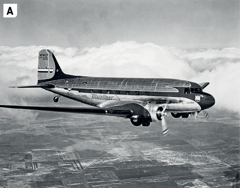 Fotografia A em preto e branco. Destaque para um avião antigo no céu e nuvens ao lado. Abaixo, superfície terrestre plana ocupada por cultivos agrícolas.
