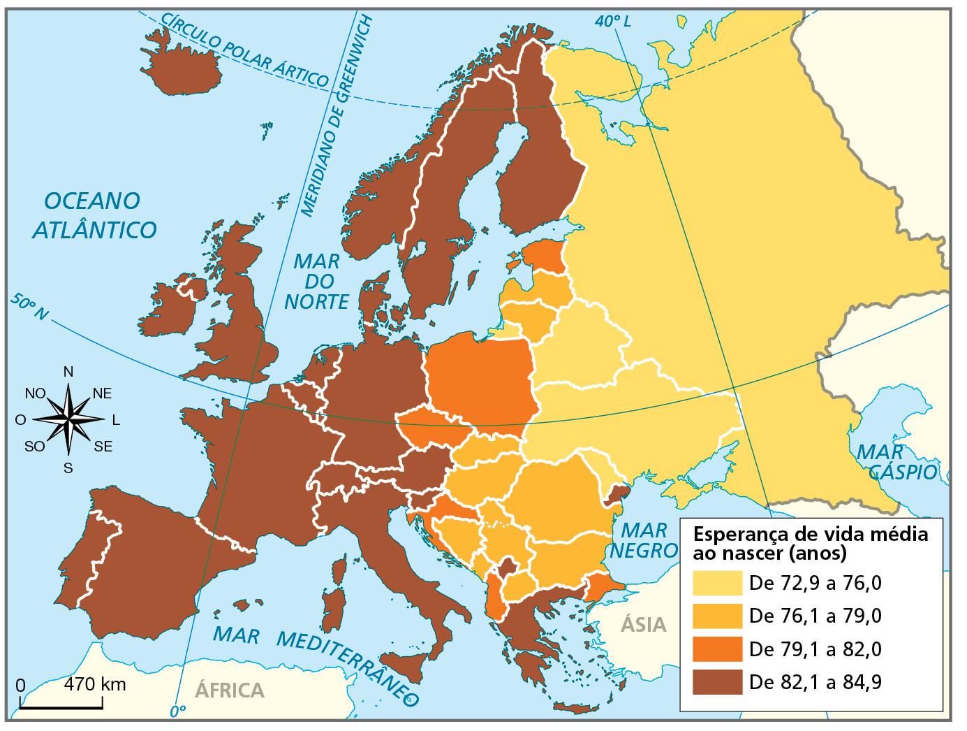 Mapa. Europa: esperança de vida média (em anos), 2025 a 2030 (estimativas). Mapa representando a esperança de vida média ao nascer da população do continente europeu.
Esperança de vida média ao nascer (em anos):
De 72,9 a 76 anos: Rússia, Belarus, Ucrânia e Moldávia.
De 76,1 a 79 anos: Romênia, Bulgária, Eslováquia, Hungria, Macedônia do Norte, Sérvia, Bósnia-Herzegovina, Montenegro, Lituânia e Letônia.
De 79,1 a 82 anos: Estônia, Polônia, República Tcheca, Croácia, Turquia e Albânia.
De 82,1 a 84,9 anos: Noruega, Suécia, Finlândia, Dinamarca, Reino Unido, Irlanda, Alemanha, Países Baixos, Bélgica, Áustria, Eslovênia, Itália, Suíça, França, Espanha, Grécia, Portugal, Islândia e Kosovo.
À esquerda, rosa dos ventos e, abaixo, escala de 0 a 470 quilômetros.