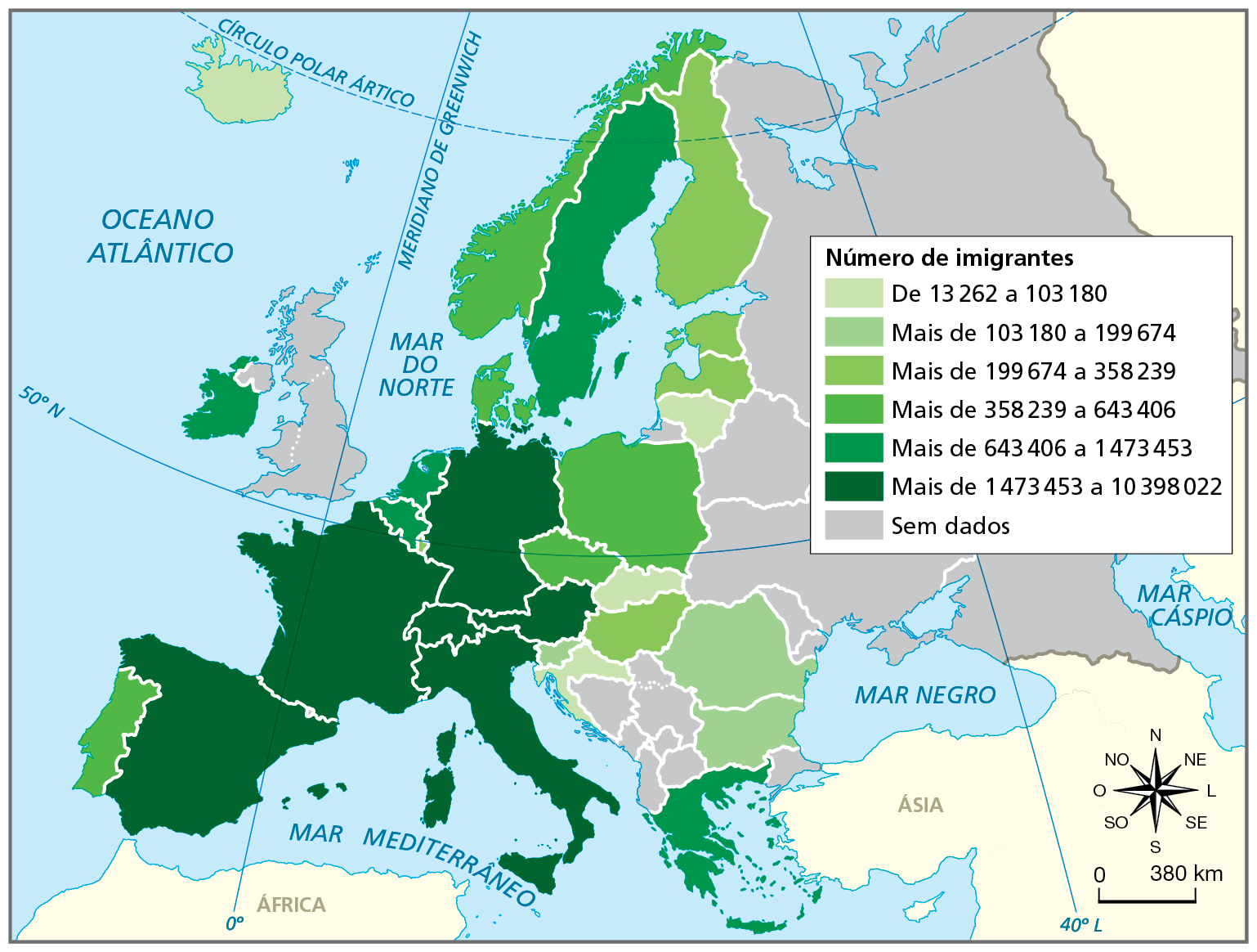 Mapa. Europa: imigrantes por país,  2020. Mapa representando o número de imigrantes em cada país do continente europeu.
De 13.262 a 103.180 imigrantes: Lituânia, Eslováquia, Croácia e Islândia.
Mais de 103.180 a 199.674 imigrantes: Eslovênia, Romênia e Bulgária. 
Mais de 199.674 a 358.239 imigrantes: Finlândia, Estônia, Letônia e Hungria. 
Mais de 358.239 a 643.406 imigrantes: Noruega, Portugal, Dinamarca, Polônia e República Tcheca.
Mais de 643.406 a 1.473.453 imigrantes: Irlanda, Grécia, Suécia, Bélgica e Países Baixos. 
Mais de 1.473.453 a 10.398.022 imigrantes: Itália, Espanha, França, Alemanha, Áustria e Suíça.
Sem dados: os demais países europeus não citados anteriormente.
Na parte inferior, rosa dos ventos e escala de 0 a 380 quilômetros.