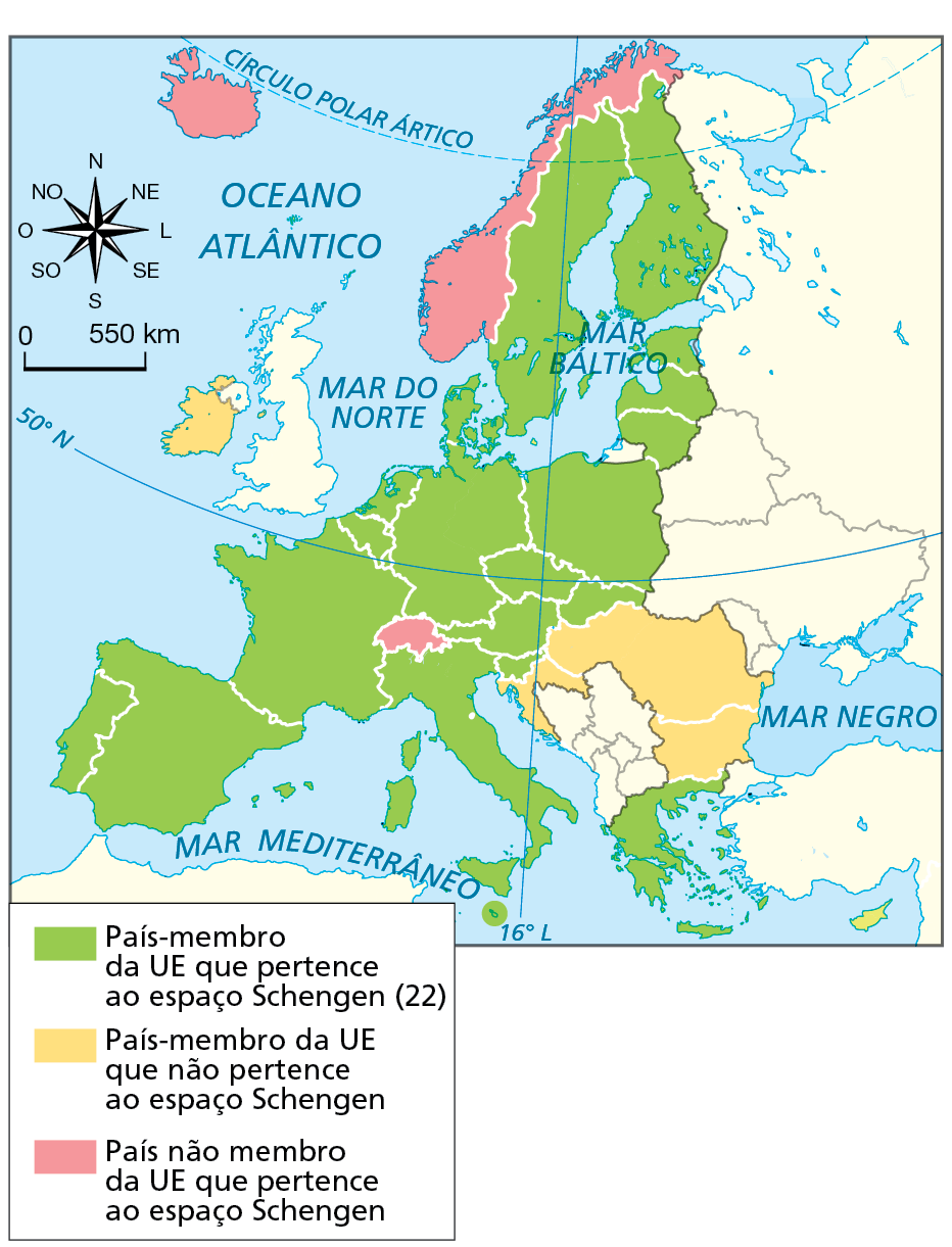 Mapa. Acordo de Schengen: países integrantes. Mapa representando a situação dos países integrantes da União Europeia dentro do Acordo de Schengen.
País-membro da UE que pertence ao espaço Schengen (22): Finlândia, Suécia, Dinamarca, Alemanha, Países Baixos, Bélgica, Luxemburgo, França, Portugal, Espanha, Áustria, Eslovênia, Estônia, Letônia, Lituânia, Polônia, República Tcheca, Eslováquia, Itália, Malta e Grécia.
País-membro da UE que não pertence ao espaço Schengen: Irlanda, Croácia, Hungria, Romênia e Bulgária.
País não membro da UE que pertence ao espaço Schengen: Noruega, Suíça e Islândia. 
Na parte superior, rosa dos ventos e escala de 0 a 550 quilômetros.