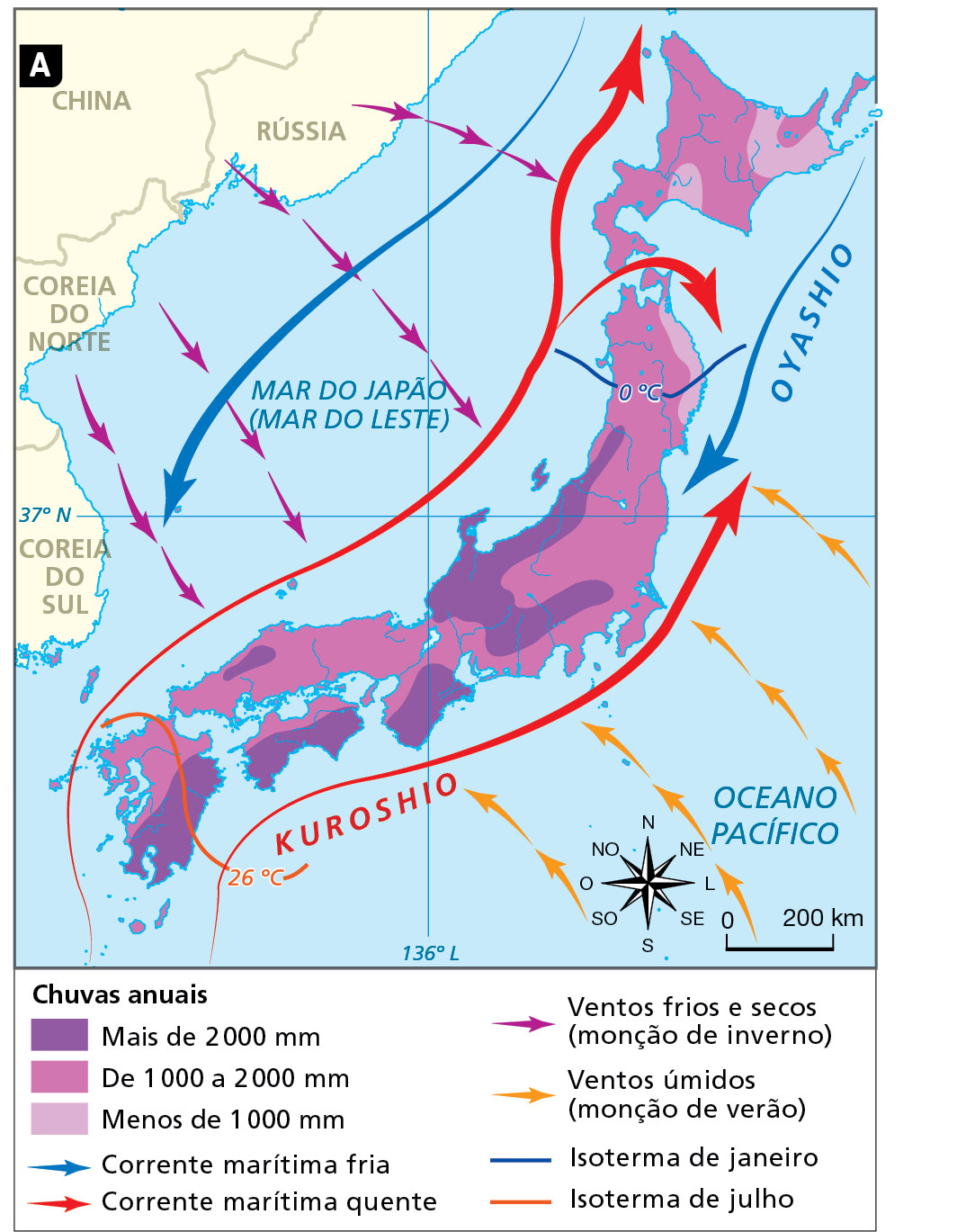 Mapa A. Japão: precipitações anuais e isotermas. Mapa do território japonês com as áreas de incidência de chuvas, especificadas por uma escala de cores. Mostra também os fluxos das correntes marítimas e as direções dos ventos, ambos representados por setas, além das isotermas, identificadas por linhas. 
Chuvas anuais:
Mais de 2.000 milímetros (em roxo): porção do interior da ilha de Honshu, e sul da ilha de Shikoku. 
De 1.000 a 2.000 milímetros (em lilás): porção leste e nordeste, e oeste da ilha de Honshu.
Menos de 1.000 milímetros (em lilás claro) parcela do território da ilha de Hokkaido e do norte da Ilha de Honshu. Correntes marítimas: 
Corrente marítima fria (seta azul): Oyashio. Flui do norte do território japonês em direção ao sul. 
Corrente marítima quente (seta vermelha): Kuroshio. Flui do sul do território japonês em direção ao norte. 
Ventos frios e secos (monção de inverno) setas roxas: partem do território da Coreia do Norte, China e Rússia em direção ao Japão, cruzando o Mar do Japão (Mar do Leste). 
Ventos úmidos (monções de verão) setas laranjas: fluem a partir do Oceano  Pacífico, na direção sudeste-noroeste em direção ao Japão, atravessando parte do Oceano Pacífico. 
Isoterma de janeiro (linha azul), marcando 0 grau Célsius: norte da Ilha de Honshu. 
Isoterma de julho (linha vermelha), marcando 26 graus Célsius: sul do território japonês, atravessando a faixa central da Ilha Kyushu. 
Abaixo, rosa dos ventos e escala de 0 a 200 quilômetros.