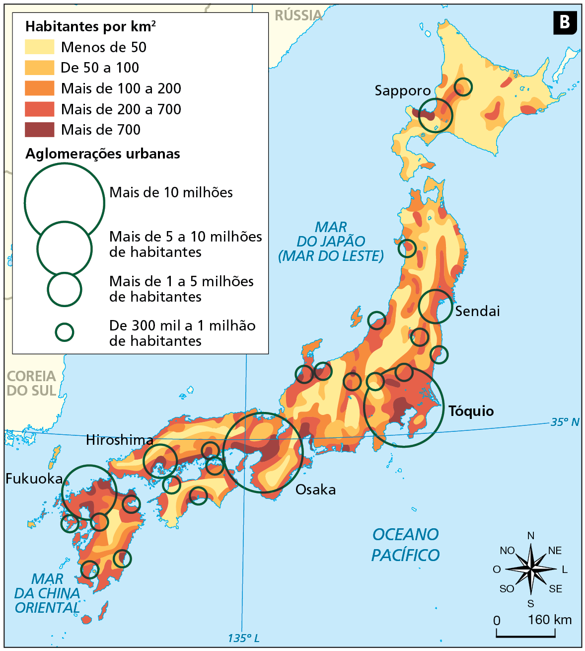 Mapa B. Japão: densidade demográfica e aglomerações urbanas em 2020. Mapa do território japonês onde são especificados os números de habitantes por quilômetro quadrado através do uso de cores. Além disso, as concentrações urbanas são evidenciadas por meio do uso de círculos proporcionais. 
Habitantes por quilômetro quadrado: 
Menos de 50 habitantes (amarelo): predomina na ilha de Hokaido e partes centrais das demais três ilhas. 
De 50 a 100 habitantes (laranja claro): pequenas áreas concentradas próximo às áreas centrais das quatro ilhas. 
Mais de 100 a 200 habitantes (laranja escuro): áreas concentradas próximo às áreas litorâneas das quatro ilhas. 
Mais de 200 a 700 habitantes (vermelho): localizadas nas porções litorâneas das quatro ilhas. 
Mais de 700 habitantes (marrom): em regiões litorâneas. Sul de Hokkaido, sudeste e sul de Honshu e norte de Kyushu.
Aglomerações urbanas: Mais de 10 milhões de habitantes: sudeste e sul de Honshu, nas cidades de Tóquio e Osaka.
Mais de 5 a 10 milhões de habitantes: Norte de Kyushu, cidade de Fukuoka. 
Mais de 1 a 5 milhões de habitantes: sul e norte de Honshu, e sul de Hokkaido. Cidades de Hiroshima, Sendai e Sapporo. 
De 300 mil a 1 milhão de habitantes: espalhados ao longo de todo o território japonês.
Abaixo, rosa dos ventos e escala de 0 a 160 quilômetros.