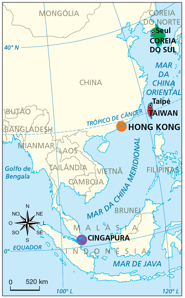 Mapa. Os Tigres Asiáticos, de 2021. Mapa representando grande parte do leste e sudeste da Ásia, destacando os quatro territórios e países que integram o grupo dos Tigres Asiáticos: Hong Kong, em laranja; Taiwan e sua capital, Taipé, em vermelho; Coreia do Sul e sua capital, Seul, em verde; e Cingapura, em roxo. 
Na parte de baixo, à esquerda, rosa dos ventos e escala de 0 a 520 quilômetros.