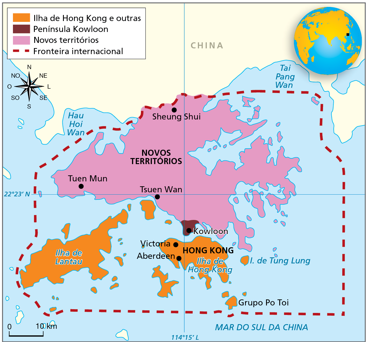 Mapa. Hong Kong - 2021. Mapa representando as porções de terras que constituem o território de Hong Kong.  
Ilha de Hong Kong e outras (na cor laranja): parte ao sul, abrangendo as ilhas de Lantau, Tung Lung e Hong Kong, com as principais cidades Victoria e Aberdeen. 
Península de Kowloon (na cor marrom): parte do território situada no extremo sul da porção continental.
Novos territórios (na cor rosa): porção continental do território, ao norte da Ilha de Hong Kong, atravessado pelo paralelo Norte (22 gaus e 23 minutos) e pelo meridiano Leste (114 graus e 15 minutos).  
Fronteira internacional: linha vermelha tracejada, contorna todo o território de Hong Kong abrangendo porções marítimas. 
Abaixo, rosa dos ventos e escala de 0 a 0 quilômetros.