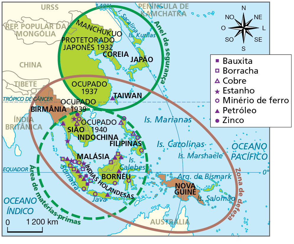 Mapa. Japão: projetos expansionistas - 1927 a 1945. Mapa do leste asiático onde estão sinalizadas as investidas expansionistas realizadas pelo Japão, visando a conquista e proteção territorial, além da concentração de riquezas naturais. 
Anel de segurança (círculo verde): Japão, Coreia, Taiwan, porção Leste da China, de norte a sul, que incluía Manchukuo, no território da Manchúria, o Protetorado Japonês de 1932 e a região ao sul, ocupada em 1937. 
Zona de defesa (círculo marrom): extensa área que englobava parte do sudeste asiático e da Oceania, incluindo Nova Guiné, Sia, Indochina, Filipinas, Bornéu, Malásia, Índias Holandesas, Birmânia, ocupado em 1939.
Área de matérias-primas (círculo tracejado verde): porção no sudeste asiático, incluindo Malásia, Siao, Filipinas, Bornéu, Índias Holandesas,  Indochina, ocupado em 1940. 
Disponibilidade de recursos naturais:
Bauxita (quadrado preenchido): região da Malásia. 
Borracha (quadrado vazado): região da Malásia (Índias Holandesas). 
Cobre (triângulo vazado): região de Siao, na Indochina.  
Estanho (estrela): região da Indochina e na Malásia, nas Índias Holandesas.  
Minério de ferro (círculo vazado): região da Indochina e Malásia.  
Petróleo (triângulo preenchido): Taiwan, Malásia e região norte da Indochina.  
Zinco (círculo preenchido): região norte da Indochina. 
Acima, rosa dos ventos, e abaixo, escala de 0 a 1.200 quilômetros.