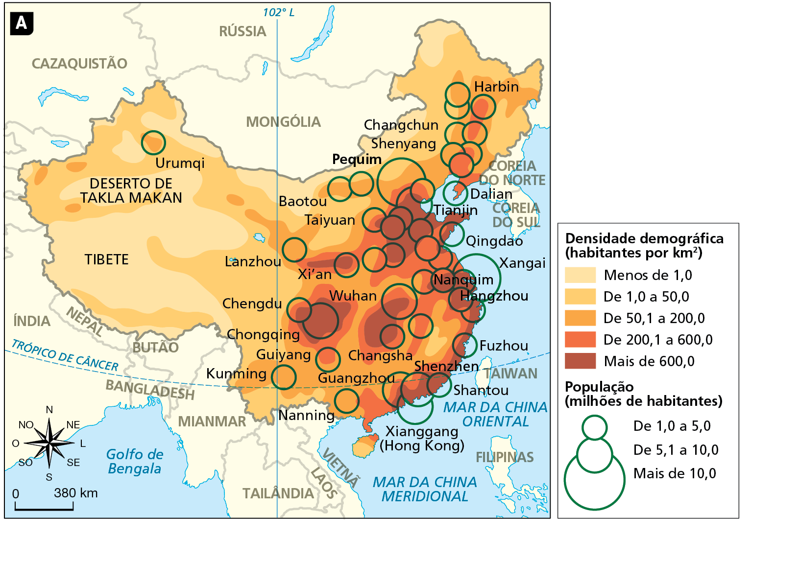 Mapa A. China: densidade demográfica e aglomerações urbanas - 2019. Mapa do território da China demarcando as áreas com diferentes níveis de densidade demográfica, em habitantes por quilômetro quadrado, destacadas em tonalidades de cor que variam do mais claro, em amarelo (áreas com baixa densidade), para o mais escuro, em marrom (áreas com elevada densidade). O mapa também localiza as principais aglomerações de habitantes por meio de círculos proporcionais que variam em ordem crescente de 1,0 a 5,0 milhões até mais de 10 milhões habitantes.
Densidade demográfica (habitantes por quilômetro quadrado): 
Menos de 1,0 habitante: extensa faixa na região oeste, ao redor das regiões de Tibete, Deserto de Takla Makan, Urumqi. 
De 1,0 a 50,0 habitantes: Urumqi, faixa no centro: Changchun, Shenyang, Baotou, Chegdu. 
De 200,1 a 600,0 habitantes: Harbin, Kunming, Lanzhou. 
Mais de 600,0 habitantes: faixa centro-leste: Wuhan, Xi''an, Harbin. 
População (em milhões de habitantes): 
concentrada na faixa leste: Wuhan, Xi'an, tianjin, Nanquim, Hangzhou. 
De 1,0 a 5,0 milhões de habitantes: Harbin, Dalian, Qingdao, Fufhou, Guiyang, Kunming, Chegdu, Lanzhou, Pequim. 
De 5,1 a 10,0 milhões de habitantes: Wuhan, Guangzhou, Tianjin. 
Mais de 10,0 milhões de habitantes: Nanquim, Pequim.
Abaixo, rosa dos ventos e escala de 0 a 380 quilômetros.