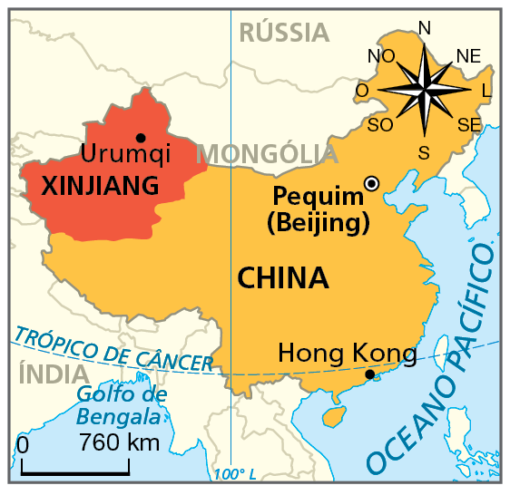 Mapa. O território chinês está em destaque, com a região de XinJiang  delimitada em vermelho, em destaque, com a localização da cidade de Urumqi. No mapa também constam as cidades de Hong Kong e a capital chinesa Pequim (Beijing). Na parte de cima, à direita, rosa dos ventos, e abaixo, à esquerda, escala de 0 a 760 quilômetros.