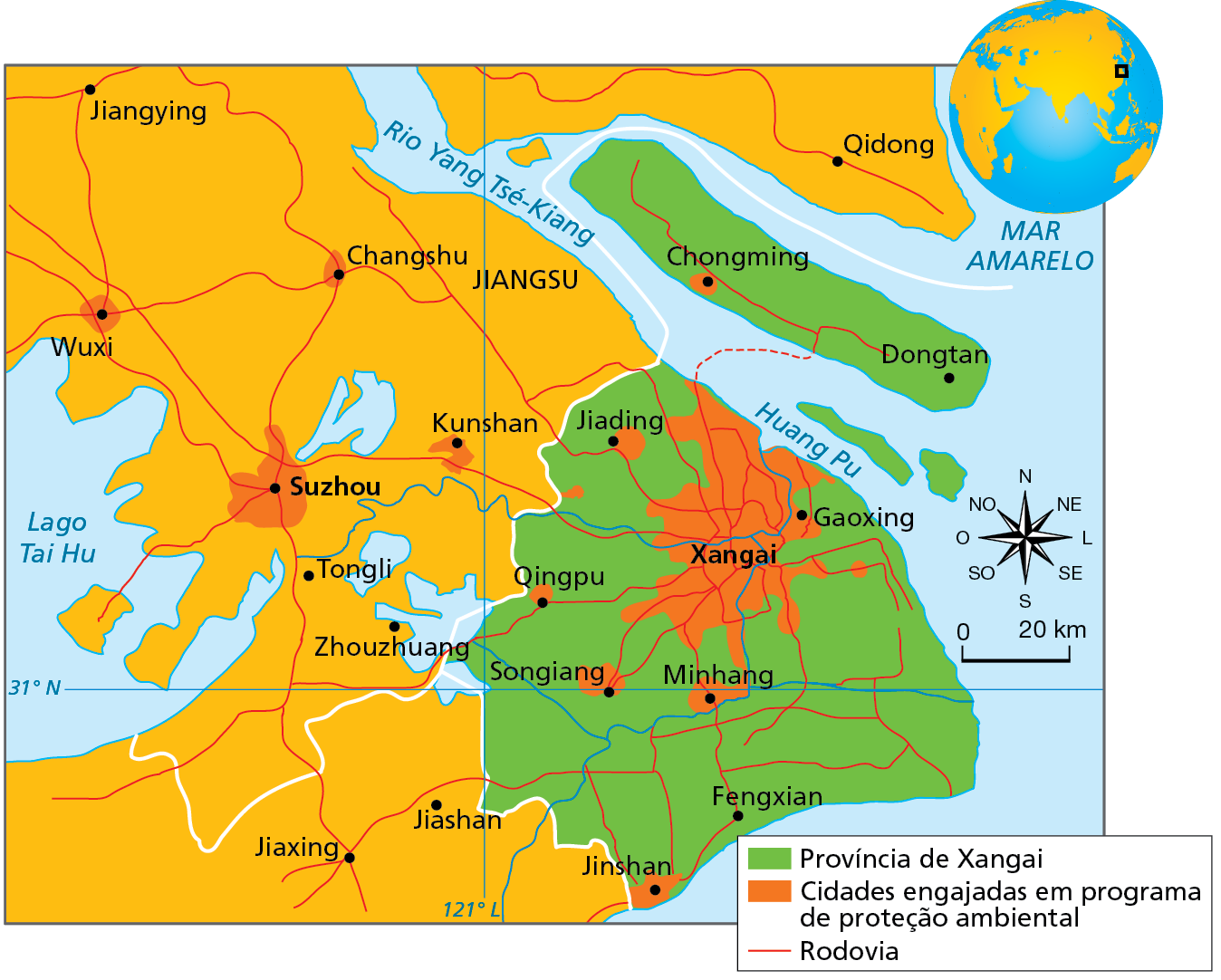 Mapa. China: Xangai e a ecocidade de Dongtan. Mapa representando uma parte da região leste da China, destacando a província de Xangai e entorno.  
Província de Xangai: faixa leste, destacando as seguintes localidades: Chongming, Dongtan, Gaoxing, Jiading, Gaoxing, Qingpu, Songiang, Minhang, Fengxian, Jinshan, Xangai. 
Cidades engajadas em programa de proteção ambiental:  Xangai, Jinshan, Songiang, Minhang, Qingpu, Jiading, Gaoxing, Suzhou, Kunshan, Changshu, Wuxi, Chongming.
Rodovia: ligando todas regiões citadas. Destaque para o Rio Yang Tsé-Kiang, Huang, Pu, Mar Amarelo e Lago Tai Hu.  
À direita, rosa dos ventos e escala de 0 a 20 quilômetros.