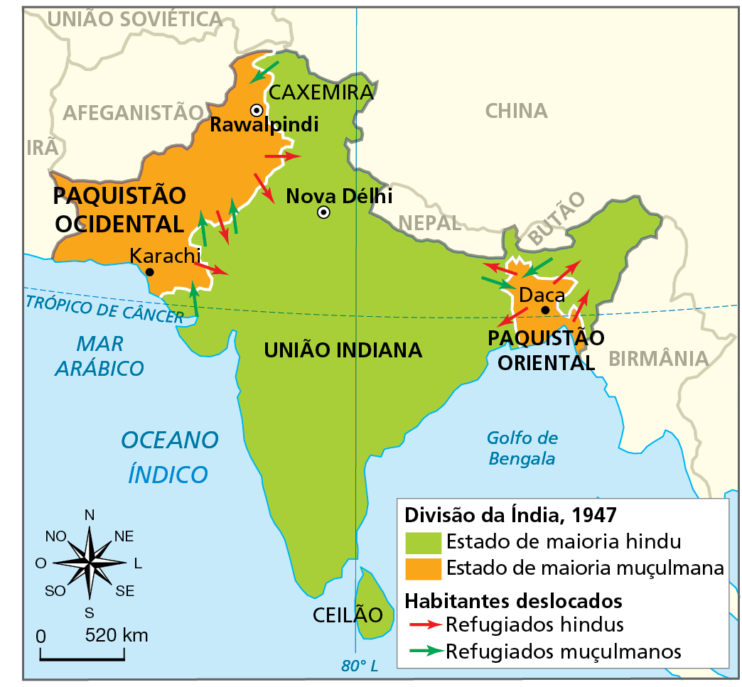 Mapa. Índia: independência e partilha - 1947. Mapa do território indiano onde são especificadas as maiorias religiosas e os refugiados de acordo com a religião. 
Estado de maioria hindu (cor verde): União Indiana. Capital: Nova Délhi. Ao norte, região da Caxemira. 
Estado de maioria muçulmana (cor laranja): Paquistão Oriental, cidade: Daca.
Paquistão Ocidental: cidade: Karachi; capital: Rawalpindi. 
Habitantes deslocados (fluxos representados por setas):
Refugiados hindus (setas vermelhas): do Paquistão Ocidental e do Paquistão Oriental para a União Indiana. 
Refugiados muçulmanos (seta verde): da União Indiana para Paquistão Oriental e para o Paquistão Ocidental. 
Na parte de baixo, à esquerda, rosa dos ventos e escala de 0 a 520 quilômetros.