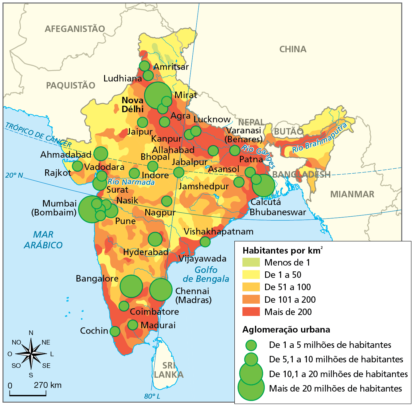 Mapa. Índia: densidade demográfica e aglomerações urbanas, de 2019. Mapa do território da Índia demarcando as áreas com diferentes níveis de densidade demográfica, em habitantes por quilômetro quadrado, destacadas em tonalidades de cor que variam do verde (áreas com densidade de menos de 1), para o vermelho (áreas com densidade de mais de 200). O mapa também localiza as principais aglomerações de habitantes por meio de círculos proporcionais que variam em ordem crescente de 1,0 a 5,0 milhões até mais de 20 milhões habitantes.
Habitantes por quilômetro quadrado:
Menos de 1 habitante (verde): porção norte, nos arredores de Amrifscar. 
De 1 a 50 habitantes (amarelo): faixas nos extremos norte, nordeste e noroeste, além de porções no centro-leste e na costa oeste.  
De 51 a 100 habitantes (laranja claro): área no centro e sul. 
De 101 a 200 habitantes (laranja escuro): pontos no centro, sul, faixa leste e oeste. 
Mais de 200 habitantes (vermelho): concentrações na região sul, na costa leste e, principalmente, no norte, nas áreas próximas ao Rio Ganges. 
Aglomerações urbanas:
De 1 a 5 milhões habitantes: concentrações distribuídas por todo o território, destancando as seguintes localidades: Vishakhapatnam, Asansol, Varanasi, Lucknow, Agra, Jaipur, Amrifscar, Madurai, Coimbatore, Cochim. 
De 5,1 a 10 milhões de habitantes: concentrações na costa oeste e na parte central, destacando Surat, Ahmadabad, Pune. 
De 10,1 a 20 milhões de habitantes: concentrações no centro-sul e no extremo nordeste, destacando Chennai (Madras), Bangalore e Calcutá.
Mais de 20 milhões de habitantes: concentrações na costa oeste, em Mumbai (Bombaim), e norte, em Nova Délhi.
Na parte de baixo, à esquerda, rosa dos ventos e escala de 0 a 270 quilômetros.