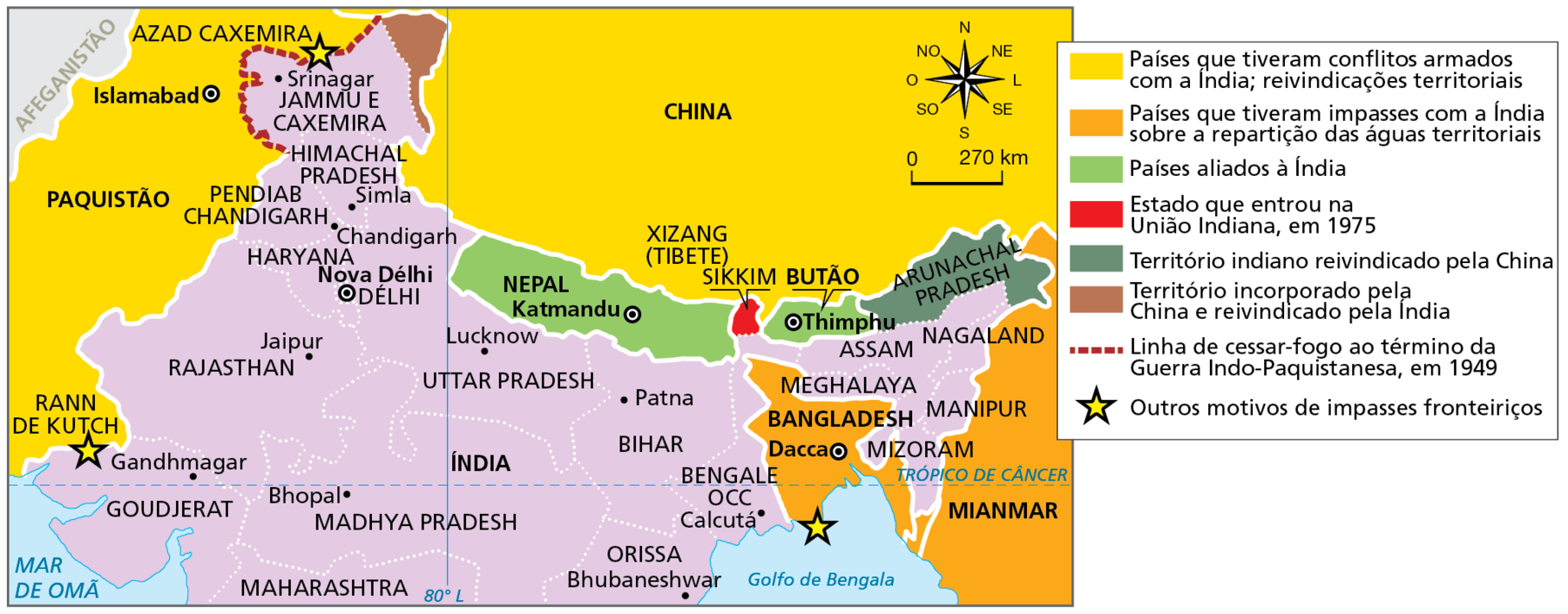 Mapa. Problemas fronteiriços no norte da Índia. Mapa com parte do território norte da Índia, Parte do Paquistão, China, Nepal, Butão e Mianmar onde são evidenciadas por meio de cores as relações e disputas estabelecidas com a Índia. 
Países que tiveram conflitos armados com a Índia: reivindicações territoriais (em amarelo): China, Paquistão. 
Países que tiveram impasses com a Índia sobre a repartição das águas territoriais (em laranja): Bangladesh, Mianmar. 
Países aliados à Índia (em verde): Nepal, Butão. 
Estado que entrou na União Indiana, em 1975 (em vermelho): região de Sikkim. 
Território indiano reivindicado pela China (em verde escuro): região de Arunacha Pradesh. 
Território incorporado pela China e reivindicado pela Índia (em marrom): leste de Jammu e Caxemira, na fronteira com a China.  
Linha de cessar-fogo ao término da Guerra Indo-Paquistanesa, em 1949 (linha marrom tracejado): entre Azad Caxemira e Jammu e Caxemira. 
Outros motivos de impasses fronteiriços (estrela): região de Rann de Kutch, no extremo oeste do estado de Goudjerat, fronteira com o Paquistão; problema situado no sul de Bangladesh; problema na divisa de Azad Caxemira com Srinagar.
Na parte de cima, à direita, rosa dos ventos e escala de 0 a 270 quilômetros.