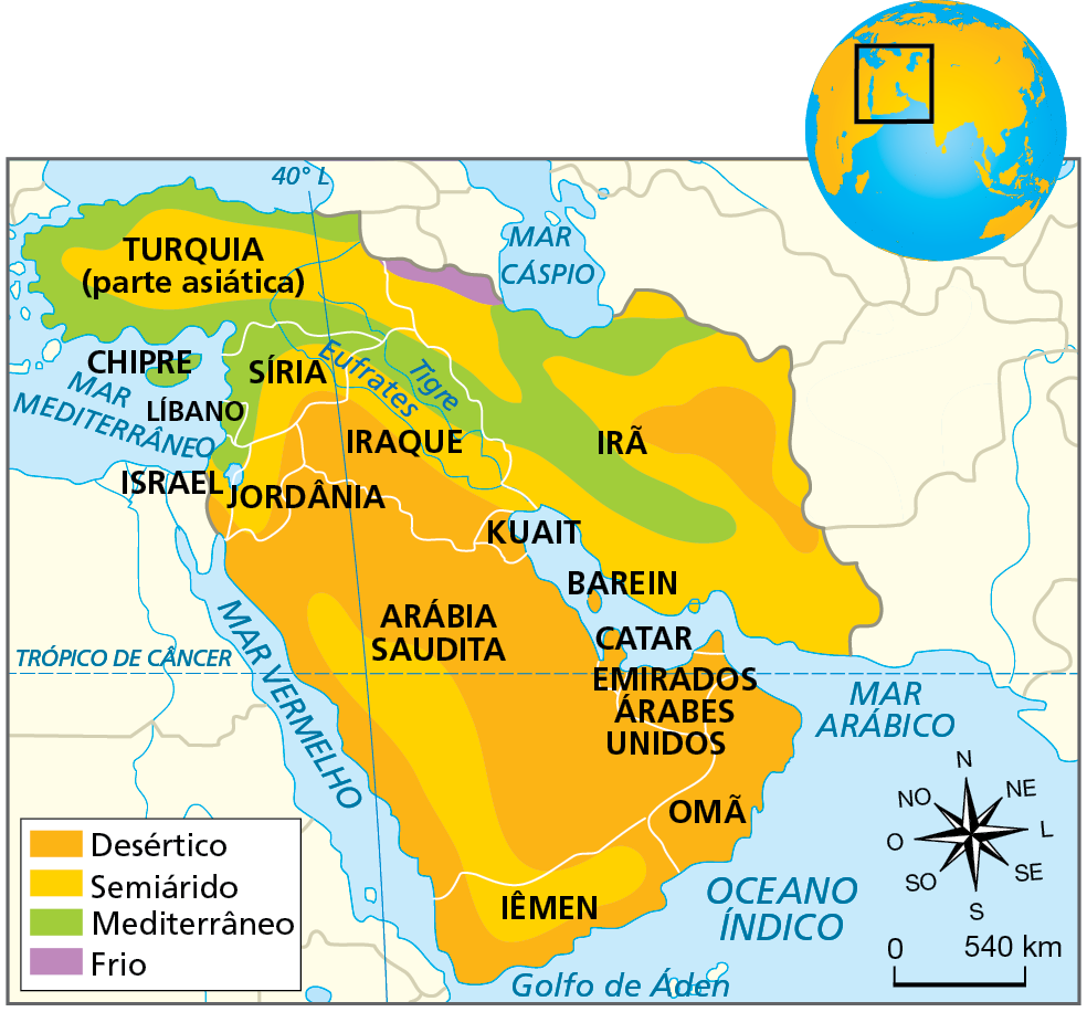 Mapa A. Oriente Médio: climas. Mapa do Oriente Médio representando a distribuição dos principais tipos de clima.  
Desértico, em laranja: toda a costa da Arábia Saudita e do Iêmen junto o Mar Vermelho, porções central e leste da Arábia Saudita, porções oeste, sudoeste e sul do Iraque, sul de Israel, leste da Jordânia, porção centro-leste do Irã, e no Kuait, Barein, Catar, Emirados Árabes Unidos e Omã.  
Semiárido, em laranja-claro: centro do Iêmen, faixa no centro-oeste da Arábia Saudita, costa do Irã, faixa no centro do Iraque e centro da Turquia (parte asiática).  
Mediterrâneo, em verde: em toda a costa de Turquia (parte asiática), Síria, Líbano norte de Israel e no Chipre; porção norte da Síria e do Iraque e faixa no centro do Irã.   
Frio, em lilás: faixa estreita no noroeste do Irã. 
Abaixo, rosa dos ventos com o Norte levemente inclinado à esquerda e escala de 0 a 540 quilômetros.