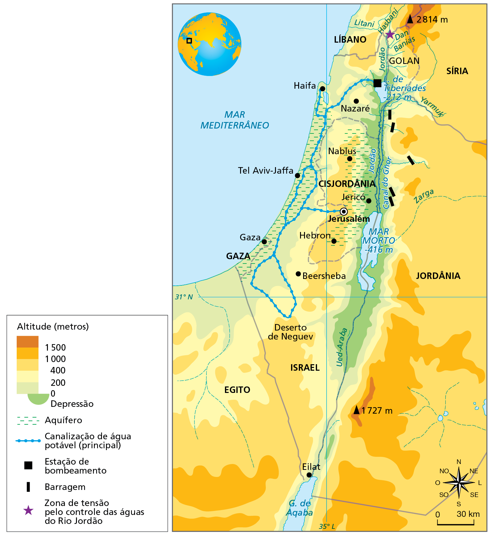Mapa. Israel e Palestina: a questão da água, 2019. Mapa da porção extremo-oeste do Oriente Médio representando as altitudes e aspectos relacionados à água no norte do Egito, oeste da Jordânia e da Síria, sul do Líbano, Israel, Gaza e Cisjordânia.  
Acima de 1.500 metros (marrom): fragmentos no extremo oeste da Síria e  extremo oeste da Jordânia, onde há picos de 2.814 metros (Síria) e de 1.727 metros (Jordânia). 
1.000 a 1.500 metros (laranja-escuro):  fragmentos na porção oeste da Síria e da Jordânia.   
400 a 1.000 metros (laranja-claro): predomina na Síria, na Jordânia e na porção nordeste do Egito.   
200 a 400 metros (amarelo): faixa no oeste do Egito, de Israel, da Cisjordânia e do Líbano. 
0 a 200 metros (verde-claro): todo o litoral do Egito e de Israel.
Depressão (verde): predomina nas margens dos rios Jordão e Ued-Araba, na fronteira de Israel, Jordânia e Cisjordânia, onde se situam o Lago de Tiberíades, com menos 212 metros e o Mar Morto com menos 416 metros.  
Aquífero (hachura azul): em todo o litoral de Israel e na porção leste da Cisjordânia, próximo ao rio Jordão e onde estão as cidades de Nablus, Jericó, Jerusalém e Hebron. 
Canalização de água potável (principal):  do Lago de Tiberíades passando por Haifa, Tel Aviv Jaffa e Gaza.  
Estação de bombeamento (quadrinho preto): Lago de Tiberíades.
Barragem (retângulo preto): em afluentes do rio Jordão, na Jordânia.  
Zona de tensão pelo controle das águas do Rio Jordão: no rio Hasbani, próximo a Golan. 
Abaixo, rosa dos ventos e escala de 0 a 30 quilômetros.