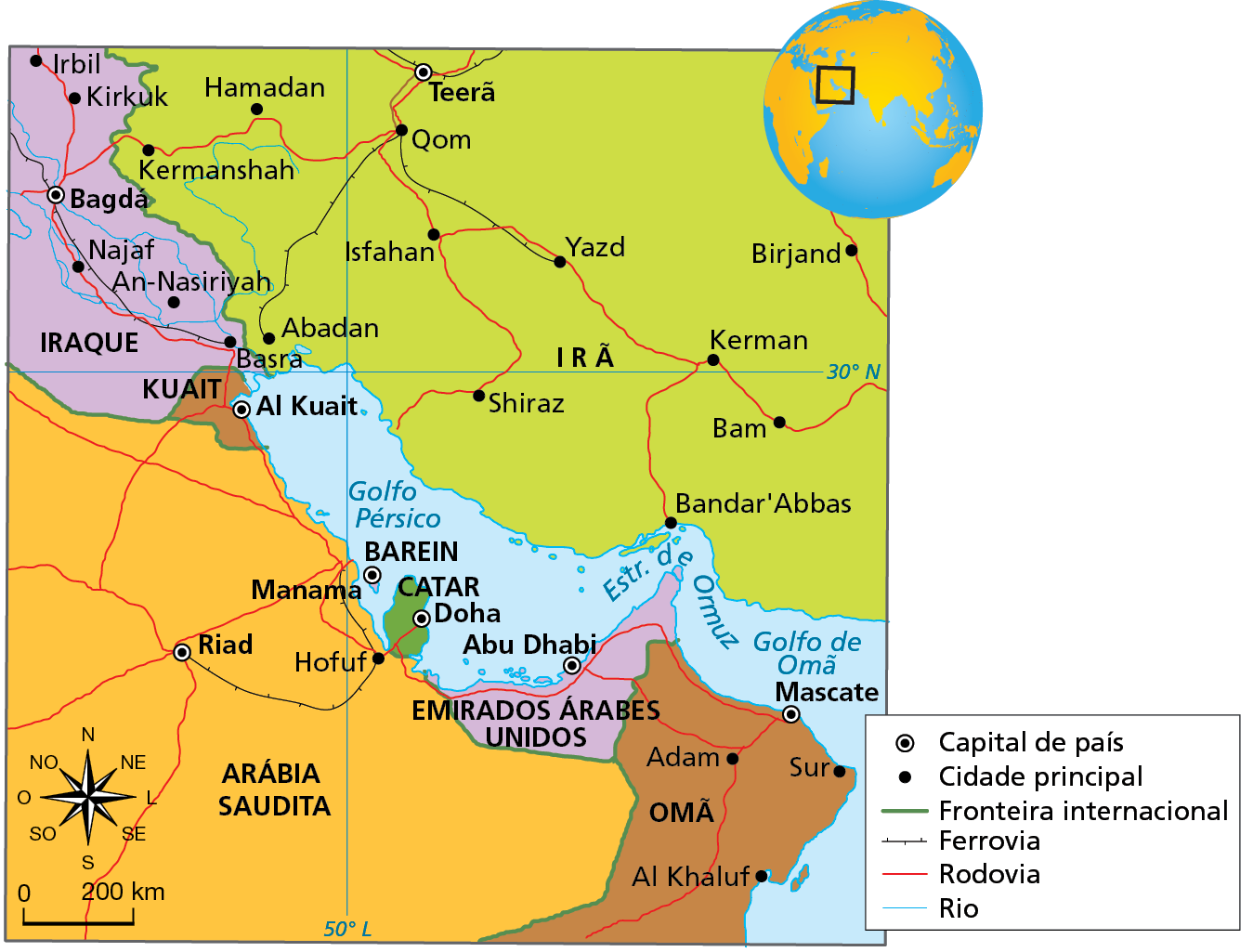 Mapa. O Golfo Pérsico, 2021. 
Mapa representando o Golfo Pérsico e os países que possuem territórios voltados para o golfo. 
Os países com litoral mais extenso no golfo são Irã, Arábia Saudita, Emirados Árabes Unidos e Omã. O Catar é uma península no Golfo Pérsico e por isso possui quase todo o território rodeado por água. Barein não pertence ao continente, sendo uma pequena ilha no Golfo Pérsico. Entre o Golfo Pérsico e o Golfo de Omã há o Estreito de Omuz, uma passagem estreita de água entre os Emirados Árabes Unidos e o Irã.
Irã. Capital: Teerã. Cidades principais representadas: Hamadan, Kermanchah, Abadan, Isfahan, Qom, Yazd, Shiraz, Bandar Abbas, Kerman, Bam e Birjand.
Iraque. Capital: Bagdá. Cidades principais representadas: Najaf, Irbil, Kirkuk, An-Nasiriyah, Basra.
Kuait. Capital: Al Kuait
Arábia Saudita. Capital: Riad. Cidade principal representada: Hofuf.
Omã. Capital: Mascate. Cidades principais representadas: Adam, Al Khaluf, Sur.  
Emirados Árabes Unidos. Capital: Abu Dhabi.
Catar. Capital: Doha. 
Barein. Capital: Manama.
Kuait. Capital: Al Kuait.
Fronteira internacional (linha verde): entre Irã e Iraque. Entre Iraque e Arábia Saudita. Entre Iraque e Kuait. Entre Kuai e Arábia Saudita. Entre Arábia Saudita e Emirados Árabes Unidos. Entre Omã e Emirados Árabes Unidos e Arábia Saudita. Entre Arábia Saudita e Catar.  
Ferrovia (linha preta tracejada): no Iraque passando pelas cidades de Basra, Najaf e Bagdá. Na Arábia Saudita, de Riad a Hofuf. No Irã ligando as cidades Abadan, Qom e Yazd.  
Rodovia (linha vermelha): presente na Arábia Saudita, Irã, Emirados Árabes Unidos, Omã, Iraque, Catar e Kuait.  
Rio (linha azul): diversos rios no Iraque e um rio no Irã. 
Abaixo, rosa dos ventos e escala de 0 a 200 quilômetros.