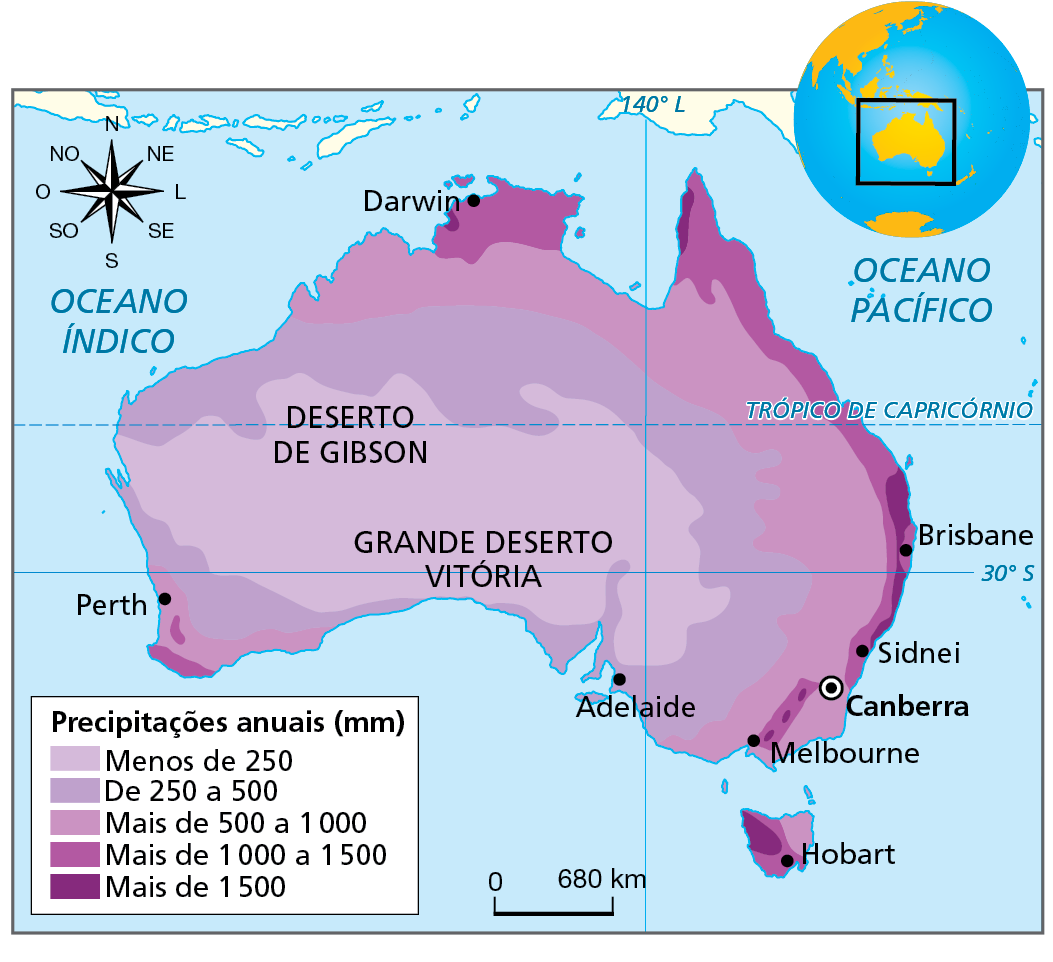 Mapa. Austrália: precipitações anuais, em milímetros. Mapa do território australiano com a indicação de precipitações feita por meio de cores. 
Menos de 250 milímetros: larga faixa  entre o Trópico de Capricórnio e o paralelo 30 graus sul e áreas próximas. Nessa faixa encontram-se o Deserto de Gibson, na porção norte dessa faixa, e o Grande Deserto Vitória, situado no sul  dessa faixa. 
De 250 a 500 milímetros: faixa ao redor do desertos de Gibson e Grande Deserto Vitória, com destaque para a cidade de Adelaide, no sul da Austrália. 
Mais de 500 a 1.000 milímetros: faixa que se estende do norte da costa oeste até o sul da costa leste; pequena faixa na porção sudoeste, onde está a cidade de Perth. 
Mais de 1.000 a 1.500 milímetros: estreita faixa na costa leste, que se estende de norte a sul, onde estão localizadas as cidades de Brisbane e Sidnei; porção no extremo norte, onde está localizada a cidade de Darwin; pequena faixa na porção sudoeste; trecho na porção oeste da Ilha da Tasmânia, onde está localizada a cidade de Hobart.
Mais de 1.500 milímetros: pequenas porções na costa litorânea leste e na porção oeste da Ilha da Tasmânia.
O Trópico de Capricórnio, de leste para oeste, abrange, respectivamente as seguintes faixas de precipitação anual no território da Austrália: 
mais de 1000 a 1500 milímetros; 
mais de 500 a 1000 milímetros;
de 250 a 500 milímetros; 
menos de 250 milímetros; 
de 250 a 500 milímetros.
menos de 250 milímetros; 
de 250 a 500 milímetros.
menos de 250 milímetros; 
de 250 a 500 milímetros.
Acima, rosa dos ventos, e, abaixo, escala de 0 a 680 quilômetros,
