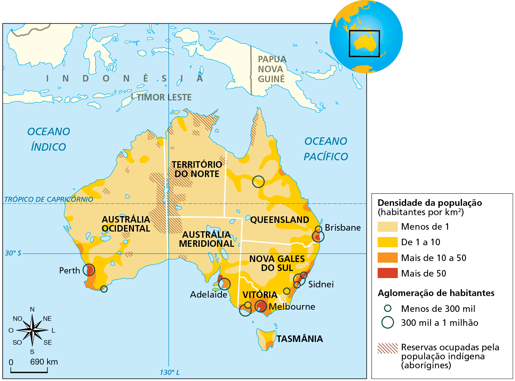 Mapa. Austrália: densidade demográfica e divisão político-administrativa, 2020. Mapa do território australiano representando a densidade populacional por meio de cores.  
Divisão político-administrativa:
Austrália Ocidental: abrange a parte oeste do país; Território do Norte: abrange a porção norte da parte central da Austrália; Austrália Meridional: abrange a porção sul da parte central do país; Queensland: abrange a porção norte da parte oeste da Austrália; Nova Gales do Sul: abrange a maior porção do sul da parte leste do país; Vitória: abrange o extremo sul da parte leste da Austrália; Tasmânia: ilha situada ao sul da parte leste da Austrália. 


Densidade da população (habitantes por quilômetro quadrado): 
Menos de 1: toda a porção central do território; porção oeste, exceto alguns trechos da costa oeste e do sudoeste; interior da porção leste;  porção oeste da Tasmânia. 
De 1 a 10: alguns trechos da costa oeste, principalmente no sudoeste; faixa litorânea no nordeste da porção leste; sul da porção leste; norte da Tasmânia. 
Mais de 10 a 50: pequenas áreas no sudoeste e sul da porção oeste; pequenas áreas pela costa leste, principalmente no sudeste e sul da porção leste; sudeste da Tasmânia.
Mais de 50: pequena área no sudoeste da porção oeste, onde está indicada a cidade de Perth; pequena área no sul da porção leste, onde está indicado Melbourne; pequeno trecho na costa leste e na costa nordeste, onde está indicada a cidade de Sidnei. 
Aglomeração de habitantes:  
Menos de 300 mil: sul da costa oeste; sul e nordeste da porção leste da Austrália; costa leste, inde está indicada a cidade de Brisbane. 
300 mil a 1 milhão: cidade de Perth, no sudoeste da porção oeste; sul da porção leste, onde estão indicadas as cidades de Adelaide, Melbourne e Sidnei; na costa leste, onde está indiada a cidade de Brisbane.  
Reservas ocupadas pela população indígena (aborígines): parte central, abrangendo áreas entre o Território do Norte, Austrália Ocidental e Austrália Meridional; trechos espalhados próximos à costa oeste, norte e sul do território australiano.
Abaixo, rosa dos ventos e escala de 0 a 690 quilômetros.