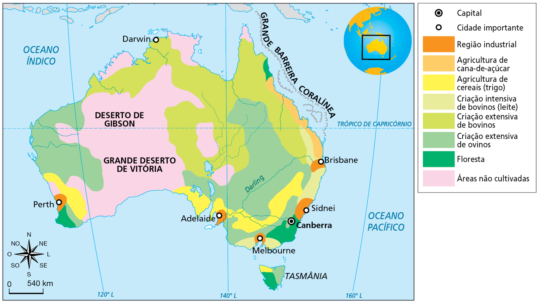 Mapa. Austrália: uso da terra, região industrial e principais cidades, 2019. Mapa do território australiano onde são evidenciados, por meio de cores, os usos da terra e principais cidades. 
Região industrial: porção sudoeste, na cidade de Perth; porção sudeste, nas cidades de Adelaide, Melbourne, Sidnei; leste, em Brisbane.
Agricultura de cana-de-açúcar: estreita faixa no litoral nordeste , até Brisbane.
Agricultura de cereais (trigo): estreitas faixas no sudoeste, sul e sudeste; extremo noroeste da Tasmânia.
Criação intensiva de bovinos (leite): estreitas faixas na costa leste e sudeste. 
Criação extensiva de bovinos: áreas no norte, onde está indicada a cidade de Darwim; no norte, no centro e no nordeste do território australiano.  
Criação extensiva de ovinos: área na costa oeste; no interior central e sul da porção leste da Austrália; leste da Tasmânia.
Floresta: pequenas áreas no extremo sudoeste; próximo à Canberra, no sudeste; pequena área no nordeste da Austrália; porção oeste da Tasmânia. 
Áreas não cultivadas: porção central e oeste, onde estão indicados Deserto de Gibson e Grande Deserto de Vitória.
O Trópico de Capricórnio aparece  traçado um pouco acima da metade do território da Austrália, no mapa. Também estão traçados no mapa, da esquerda para a direita, os paralelos 120 graus leste, 140 graus leste e 160 graus leste.
Capital do país: Canberra. 
Cidades importantes: Sidnei, Brisbane, Adelaide, Melbourne, Darwin, Perth. 
A distância, em linha reta, entre as cidades de Sidnei e Perth é maior do que entre Sidnei e Darwin.
Abaixo, rosa dos ventos e escala de 0 a 540 quilômetros.