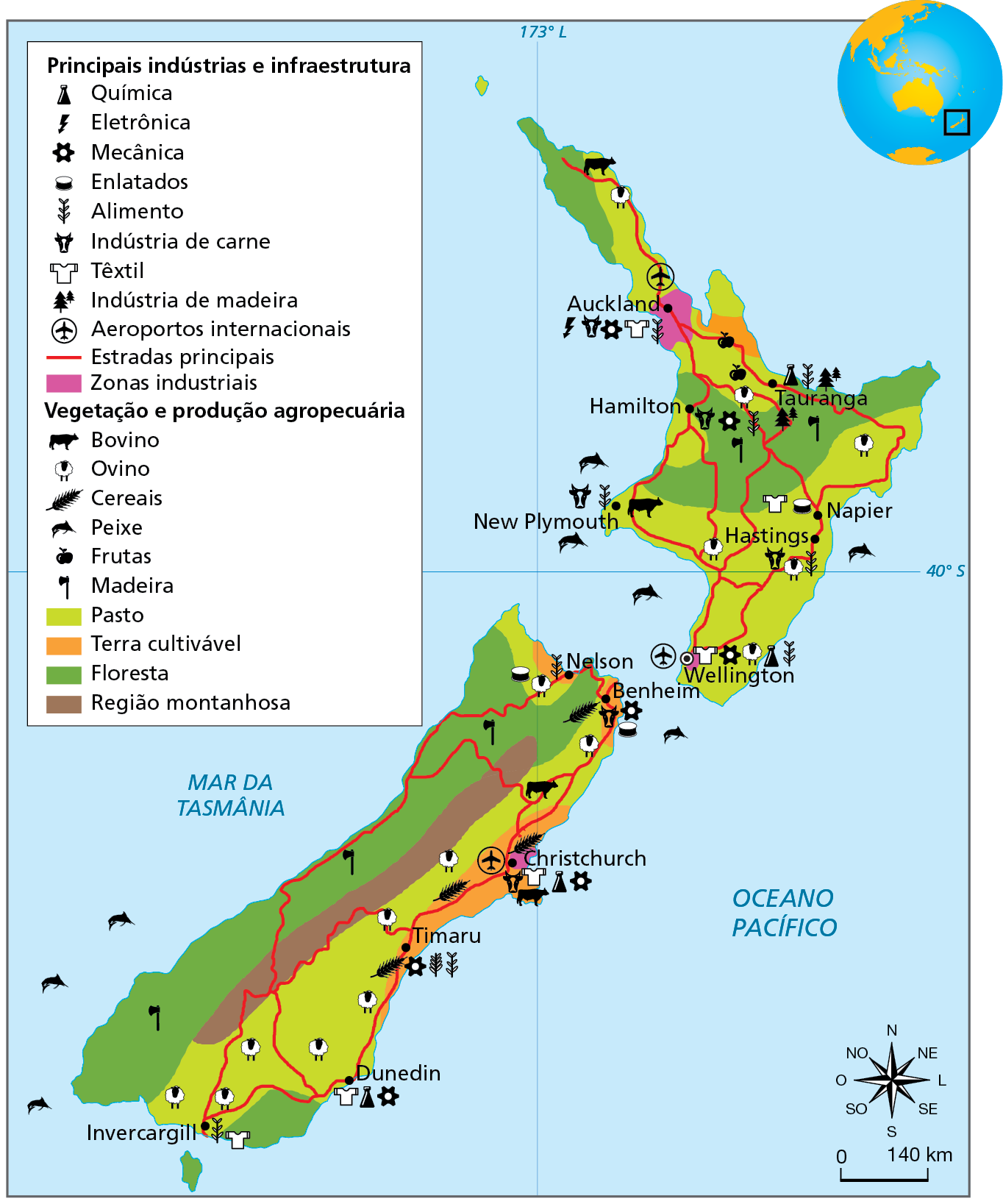 Mapa. Nova Zelândia: economia, infraestrutura e uso da terra - 2019. Mapa do território da Nova Zelândia destacando as principais indústrias e infraestrutura e as áreas de vegetação e produção agropecuária. Para isso foram empregados símbolos e cores para destacar as diferentes coberturas do solo e as atividades econômicas. 
Zonas industriais (mancha na cor rosa): áreas que englobam as cidades e o entorno de Auckland e Wellington, respectivamente ao norte e ao sul da Ilha do Norte, e de Christchurch, na costa centro-leste da Ilha do Sul. Nessas zonas se destacam diversos ramos industriais e, também, de produção agropecuária: química, eletrônica, mecânica, têxtil, indústria de carne, produção de cereais, criação de bovinos e ovinos. 
Áreas de pasto: porções na parte norte e em todo o centro-sul da Ilha do Norte. Extensa faixa de terras cobrindo a maior parte da borda oriental da Ilha do Sul. Nessas áreas destacam-se a criação de bovinos e ovinos, as indústrias de carnes e enlatados e a indústria têxtil.
Áreas de terras cultiváveis: porção voltada para a costa leste da Ilha do Sul, nos arredores de Timaru e Christchurch; costa norte da Ilha do Sul, nos arredores das cidades de Nelson e Benheim; faixa ao norte da Ilha do Norte, a leste da zona industrial de Auckland. Nessas áreas destacam-se a produção de cereais e frutas. 
 Áreas de Floresta: faixa no extremo noroeste e na parte central da Ilha do Norte; extensa faixa de terras cobrindo a porção ocidental da Ilha do Sul. Nessas áreas destacam-se a extração madeireira e a indústria de madeira. 
Região montanhosa: porção central da Ilha do Sul 
Aeroportos internacionais: Christchurch, Auckland, Wellington.  
Estradas principais: por todo território de norte a sul, leste e oeste.  
Na parte de baixo, à direita, rosa dos ventos e escala de 0 a 140 quilômetros.