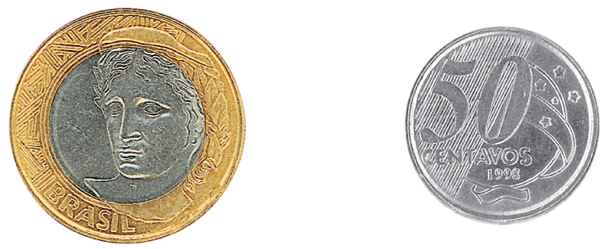 Ilustração. Moeda de 1 real, dourada na borda e prateada no centro com um rosto. Ao lado, moeda prateada de 50 centavos com a face do valor.