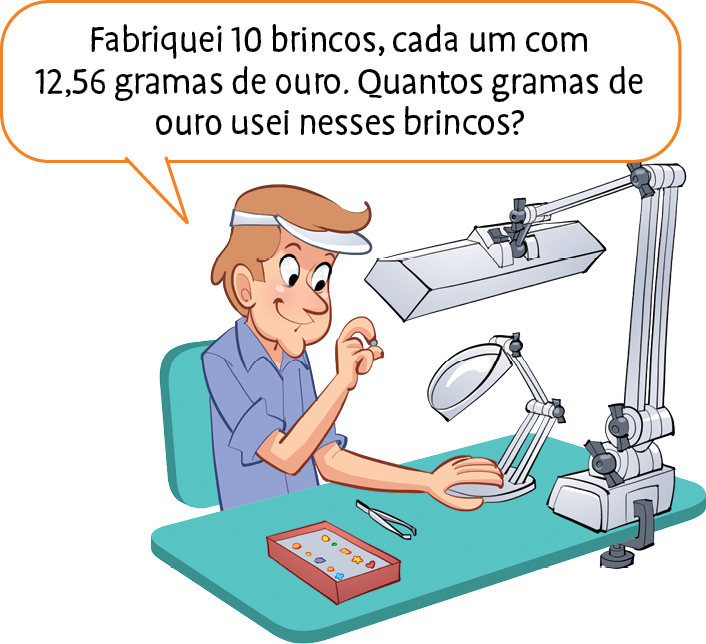 Ilustração. Homem de pele branca e cabelos castanhos claros e curtos, veste blusa azul e usa uma viseira. Ele está sentado  atrás de uma mesa onde se encontram uma luminária articulável, uma lente de aumento fixa na mesa e alguns instrumentos. Ele observa  um pequeno objeto que segura entre os dedos e diz: Fabriquei 10 brincos, cada um com 12,56 gramas de ouro. Quantos gramas de ouro usei nesses brincos?