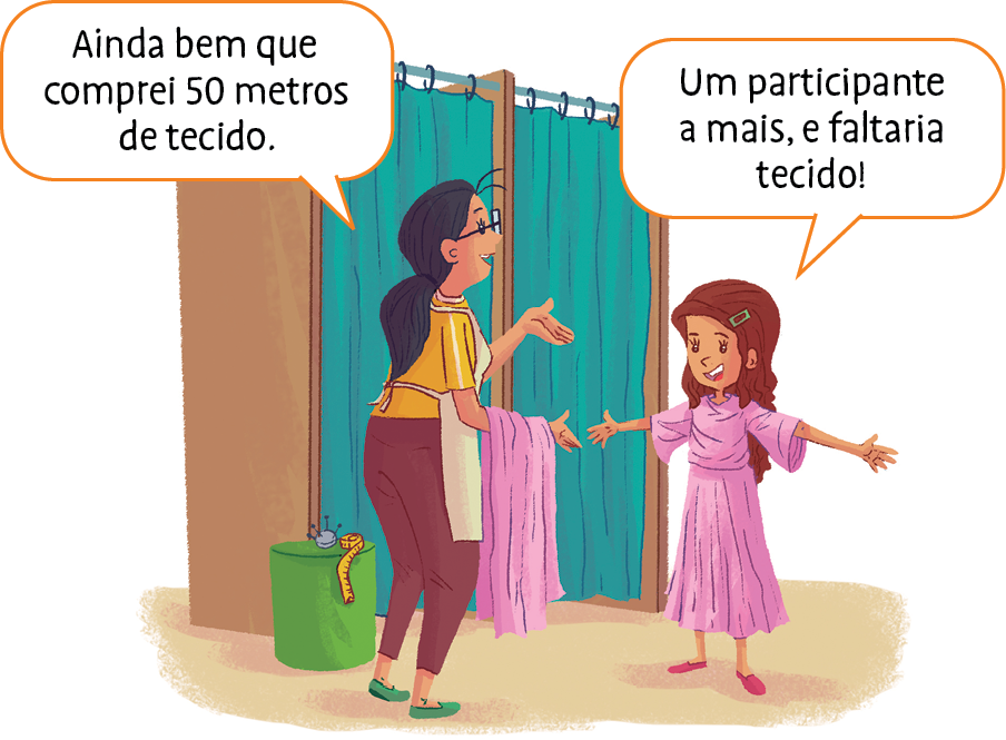 Ilustração. Mulher de cabelo pretos comprido, óculos, blusa amarela e calça vermelha e um avental branco. Ela segura um tecido rosa nos braços e fala: Ainda bem que comprei 50 metros de tecido. Do lado esquerdo da mulher tem um puf verde com uma fita métrica e um suporte para alfinete. A sua frente está uma menina de cabelo castanho comprido de vestido rosa que diz: Um participante a mais, e faltaria tecido!