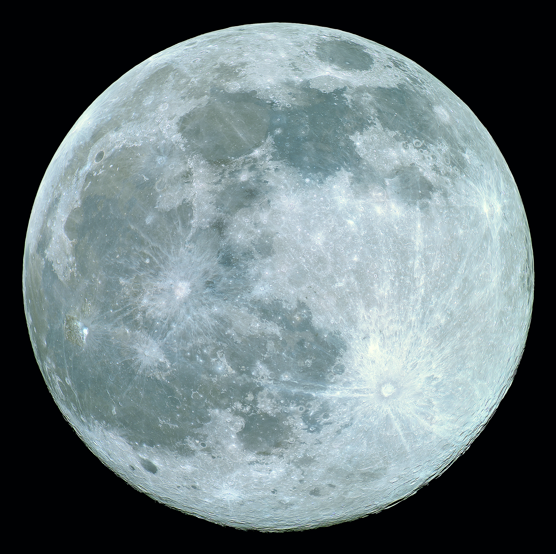 Fotografia. Lua redonda branca com manchas acinzentadas em fundo escuro.