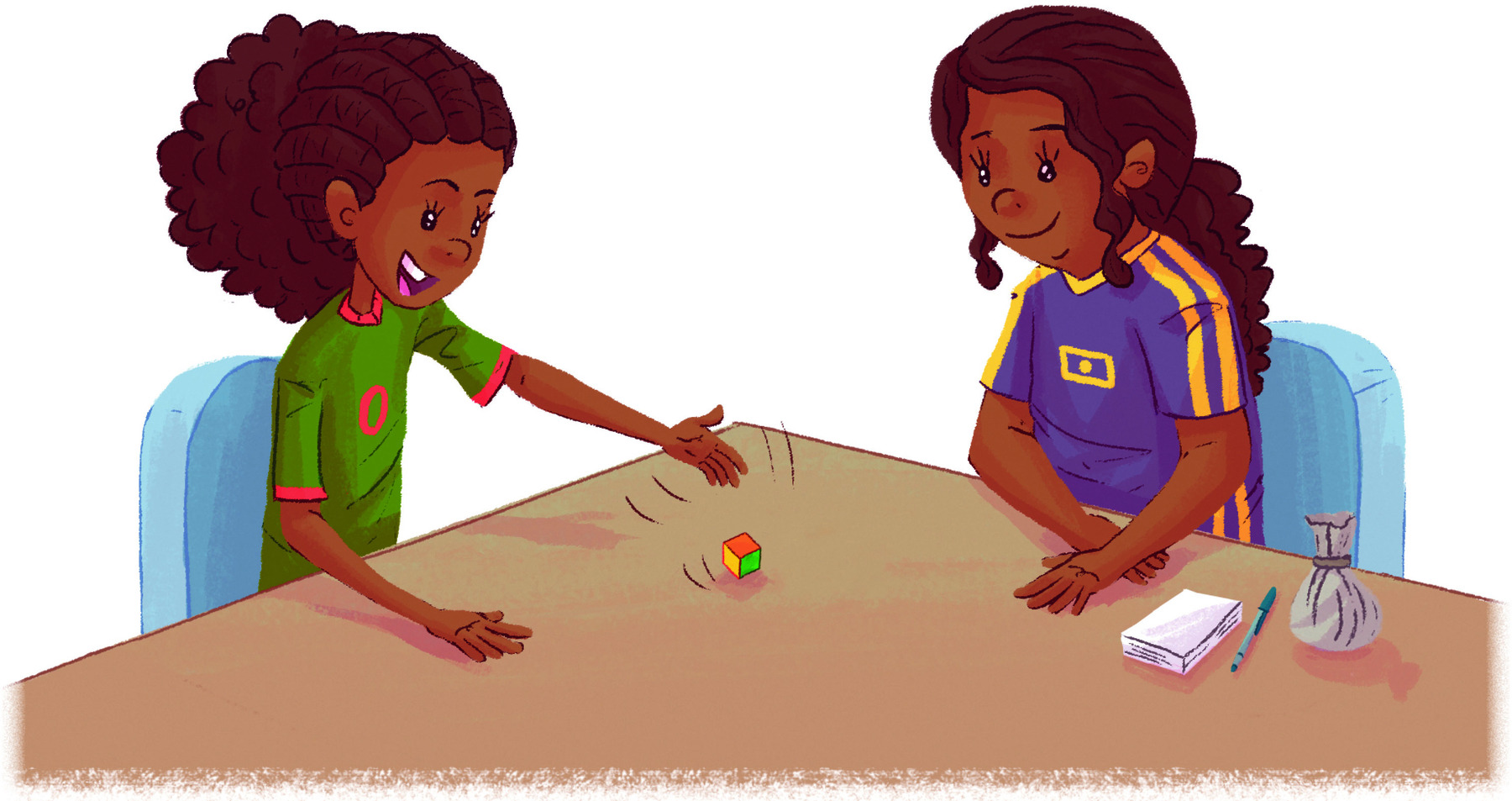 Ilustração. Duas meninas sentadas próximas a uma mesa. A menina à esquerda, joga o dado colorido. A menina da direita, observa. Ao lado dela, papeis, um lápis e um saquinho.