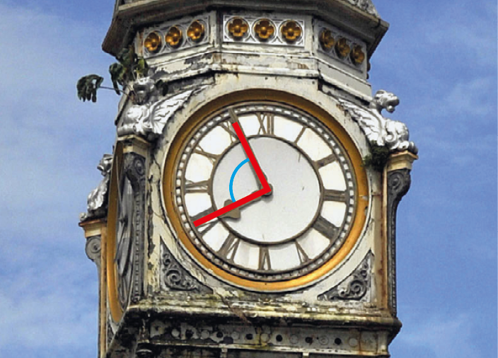 Fotografia. Relógio redondo com números romanos. Os ponteiros das horas e dos minutos destacam a formação de um ângulo agudo.
