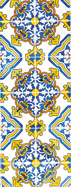 Fotografia. Composição de azulejos com diversos ornamentos decorativos e coloridos compondo um mesmo padrão de figura.