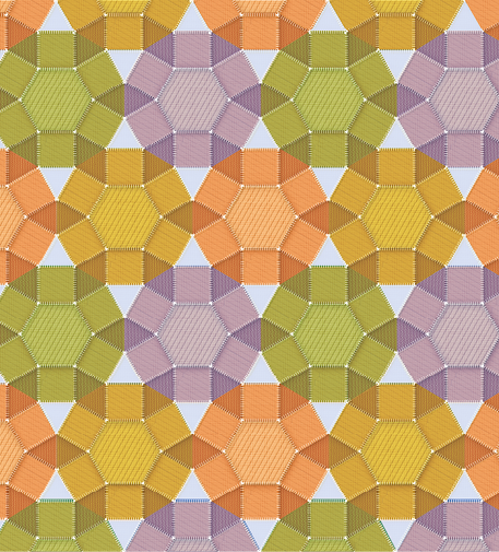 Ilustração.  Painel composto por quadriláteros em círculos. No centro, hexágono. As figuras são intercaladas nas cores: verde roxo, laranja e amarelo.