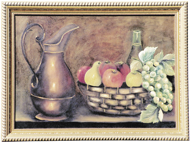 Pintura. Quadro retangular com um jarro de metal à esquerda e à direita uma cesta com frutas, com maçãs, peras e cacho de uvas verdes. Atrás da cesta há uma garrafa.