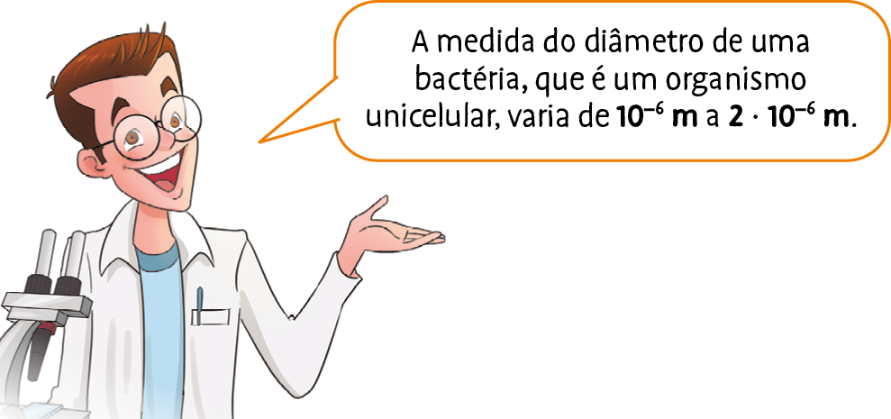 ilustração. Homem de cabelo castanho, óculos e jaleco branco. Ao lado de um microscópio ele diz: A medida do diâmetro de uma bactéria, que é um organismo unicelular, varia de 10 elevado a menos 4 m a 2 vezes 10 elevado a menos 6 m.
