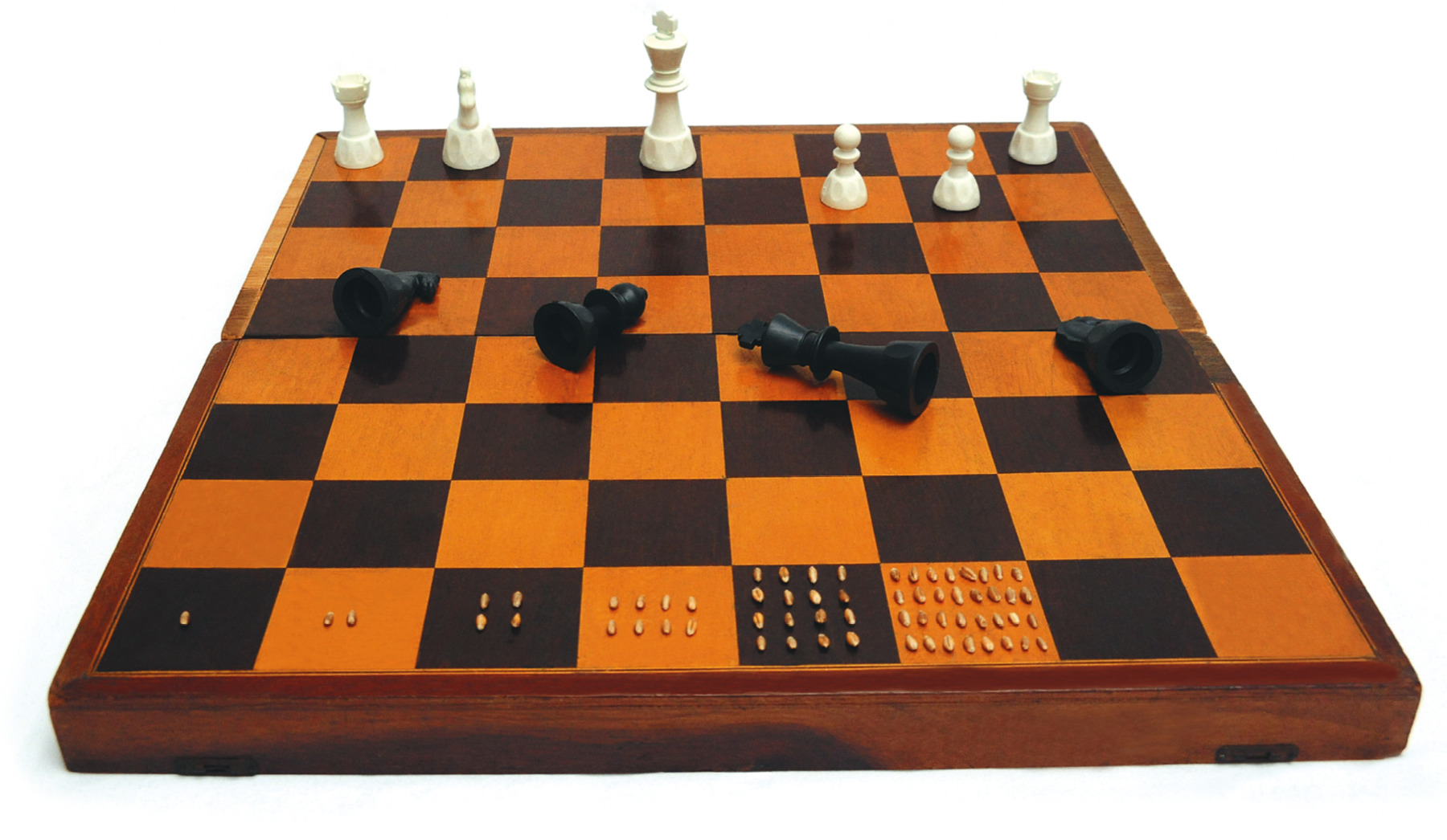 Fotografia. Vista superior de um tabuleiro de xadrez com peças brancas em pé e pretas na derrubadas.