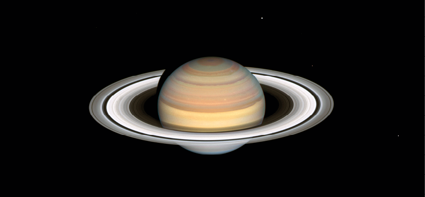 Fotografia. Fundo escuro com planeta Saturno, composto por esfera e elipse ao redor.