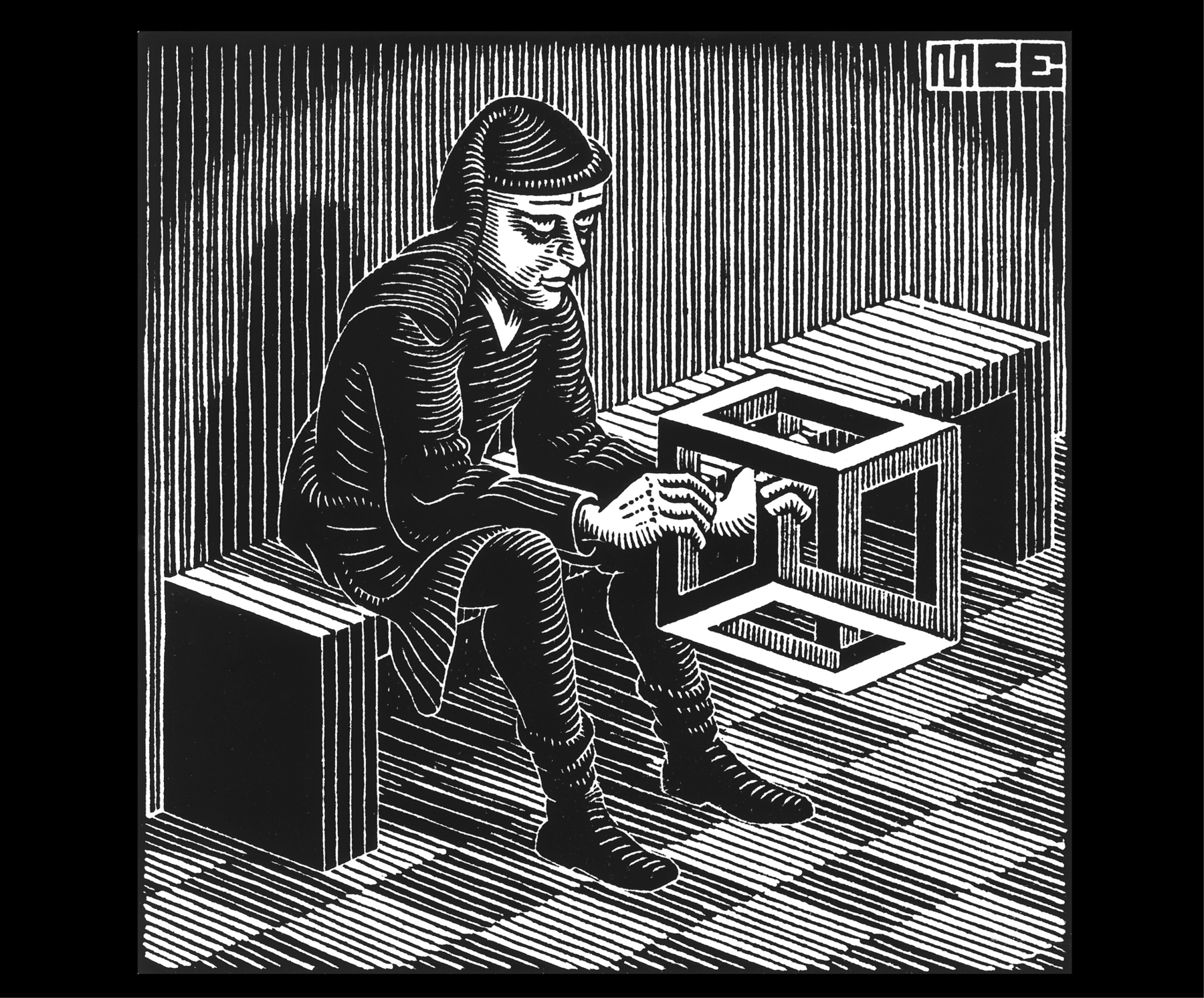 Ilustração. Gravura em preto e branco. Homem de lenço na cabeça, camisa, calça e botas curtas. Ele está sentado em um banco segurando um objeto cúbico. A gravura é listrada em preto e branco.