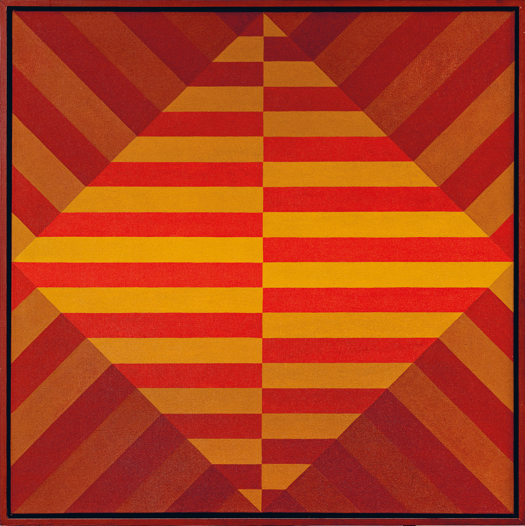 Pintura. Tela quadrada. No centro, losango composto por faixas horizontais intercaladas, nas cores vermelho e amarelo. Ao redor do losango, um triângulo em cada lado do losango, listrados também em vermelho e amarelo.