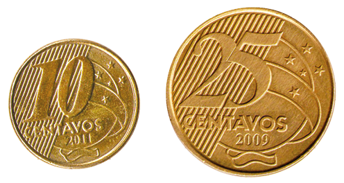 Fotografia. Duas moedas redondas, douradas. Uma menor, de 10 centavos, e uma maior, de 25 centavos.