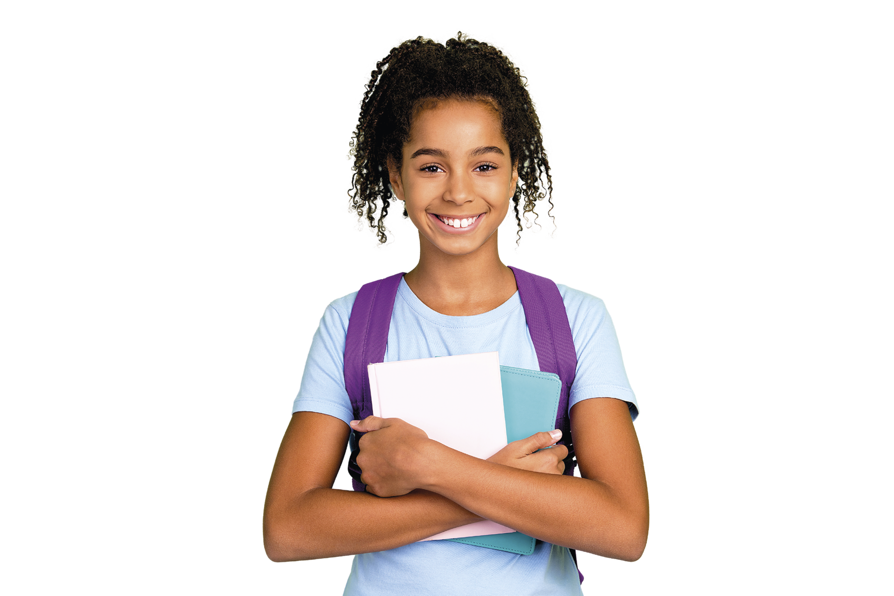 Fotografia. Estudante negra, sorrindo. Ela veste uniforme azul, mochila nas costas e cadernos nas mãos.