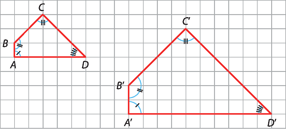 Ilustração. Dois quadriláteros de mesmo formato desenhados em uma malha quadriculada, o quadrilátero ABCD e ao lado o quadrilátero A linha, B linha, C linha e D linha, de tamanho maior. Os ângulos nos vértices correspondentes são congruentes e os lados correspondentes medem o dobro da medida na figura original.