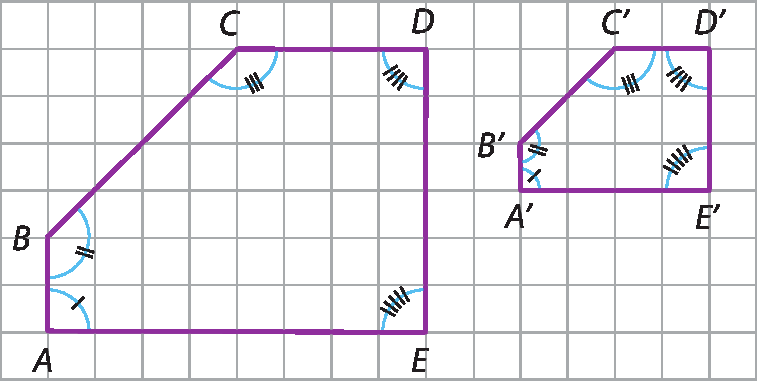 Ilustração. Malha quadriculada com dois quadriláteros de mesmo formato, polígono ABCDE e, à sua direita, o polígono A'B'C'D'E', um pouco menor. Os ângulos nos vértices correspondentes são congruentes e os lados correspondentes medem a metade da medida na figura original.