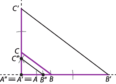 Ilustração. Figura composta por três triângulos sobrepostos. Triângulo ABC, triângulo A linha B linha C linha, e triângulo A duas linhas B duas linhas C duas linhas. Os pontos A, A linha e A duas linhas são coincidentes. Uma reta na horizontal passa pelos pontos B, B linha e B duas linhas, e a outra reta, perpendicular ao segmento AB, passa pelos pontos C, C linha e C duas linhas.