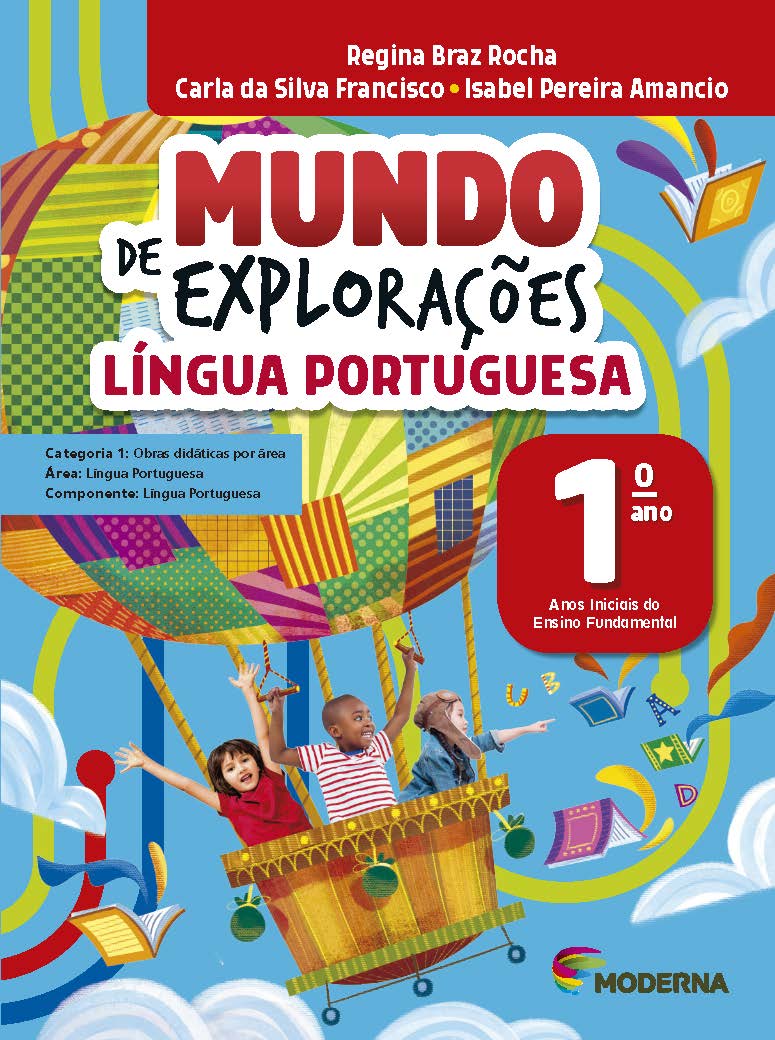 A capa do livro Mundo de Explorações Língua Portuguesa primeiro ano traz um balão multicolorido voando na frente de um céu azul. Alguns livros voam em volta e 3 crianças estão no balão. Uma delas, um menino, segura os controles do balão, duas hastes com cordas.
