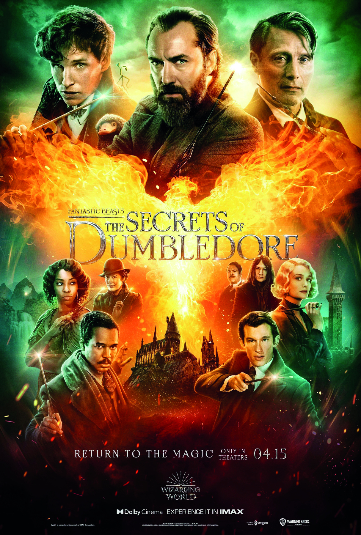 Cartaz de filme. No centro, lê-se o título FANTASTIC BEASTS: THE SECRETS OF DUMBLEDORE; na parte superior há três homens, um segura uma varinha mágica com a ponta azul brilhante; no centro há uma fênix de fogo; na parte inferior, há diversas pessoas segurando e apontando varinhas mágicas com as pontas brilhantes.