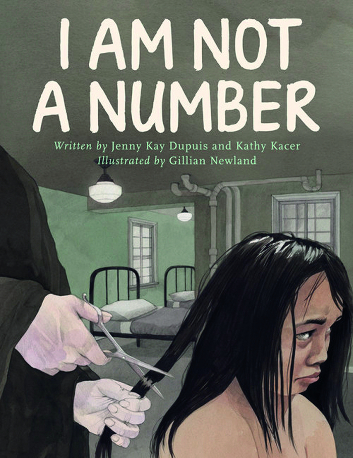 Capa de livro. Na parte superior, lê-se o título: I AM NOT A NUMBER. Abaixo há uma ilustração de uma menina de cabelo preto e cumprido, com a boca contraída, o cenho franzido. Ela está com a cabeça baixa. Por trás dela, uma mão segura seu cabelo e o corta com uma tesoura. No fundo, veem-se camas, janelas e lustres.