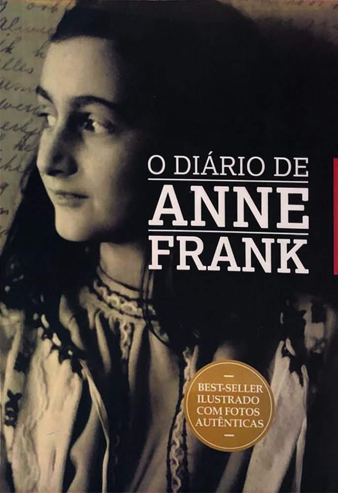 Capa de livro. Ocupando toda a capa, há fotografia de uma menina de perfil de cabelos castanhos lisos usando uma roupa branca. Ao centro, lê-se o título O DIÁRIO DE ANNE FRANK. Na parte inferior há um selo com os dizeres BESTSELLER ILUSTRADO COM FOTOS AUTÊNTICAS.