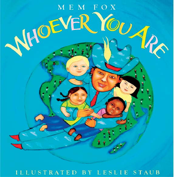 Capa de livro. Na parte superior, lê-se o nome da autora: MEM FOX. Abaixo, lê-se o título WHOEVER YOU ARE. Abaixo, há uma ilustração de uma pessoa adulta usando roupa azul e chapéu azul segurando quatro crianças de diferentes etnias ao seu redor. Ao fundo, um globo terrestre. Abaixo, lê-se ILLUSTRATED BY LESLIE STAUB.