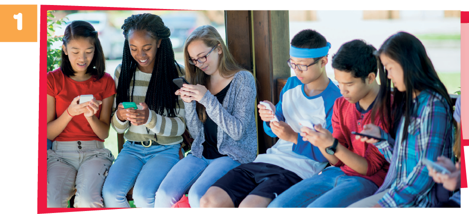 Fotografia. Número 1. Diversos adolescentes estão sentados em um banco, um ao lado do outro. Todos seguram celulares e olham para baixo na direção dos celulares.