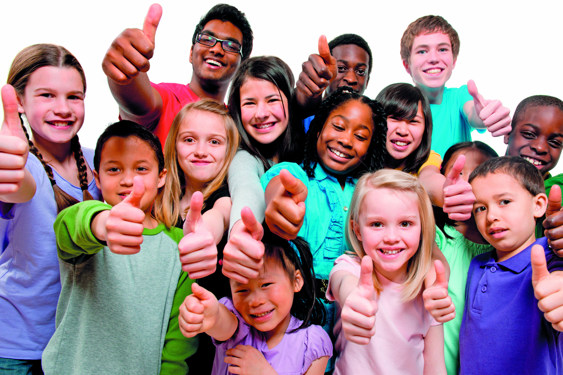 Fotografia. Diversas crianças juntas usando roupas coloridas estão sorrindo e levantando o polegar.