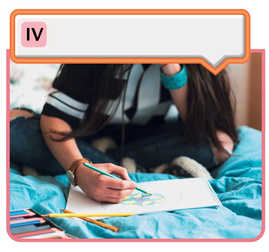 Fotografia. Parte do corpo de uma menina de cabelo longo segurando um lápis de cor na direção de uma folha de papel. À esquerda há outros lápis de cor espalhados.