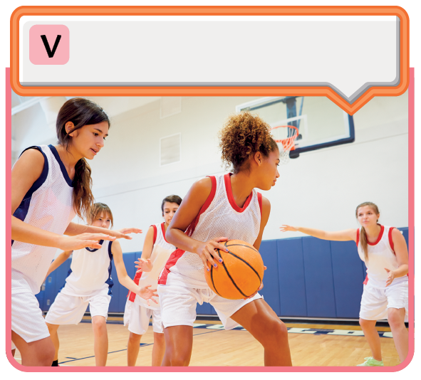 Fotografia. Uma menina de uniforme branco e vermelho está segurando uma bola de basquete; ao seu redor há outras meninas de uniforme branco e azul e branco e vermelho.